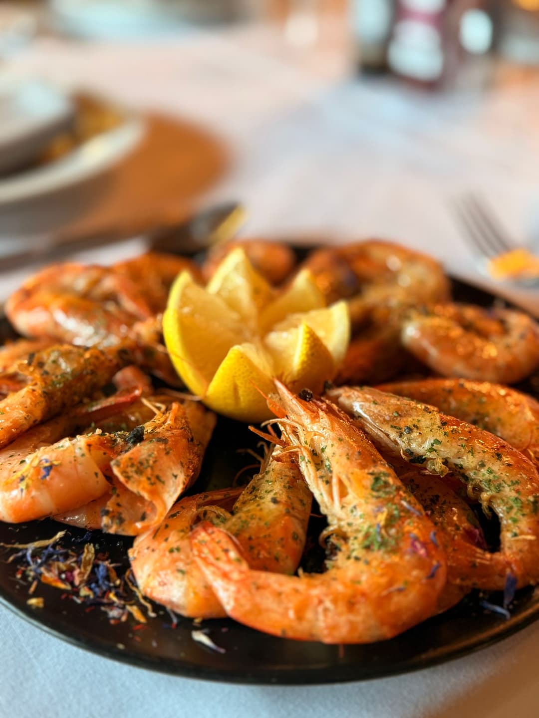 Langostinos al ajillo recién servidos.