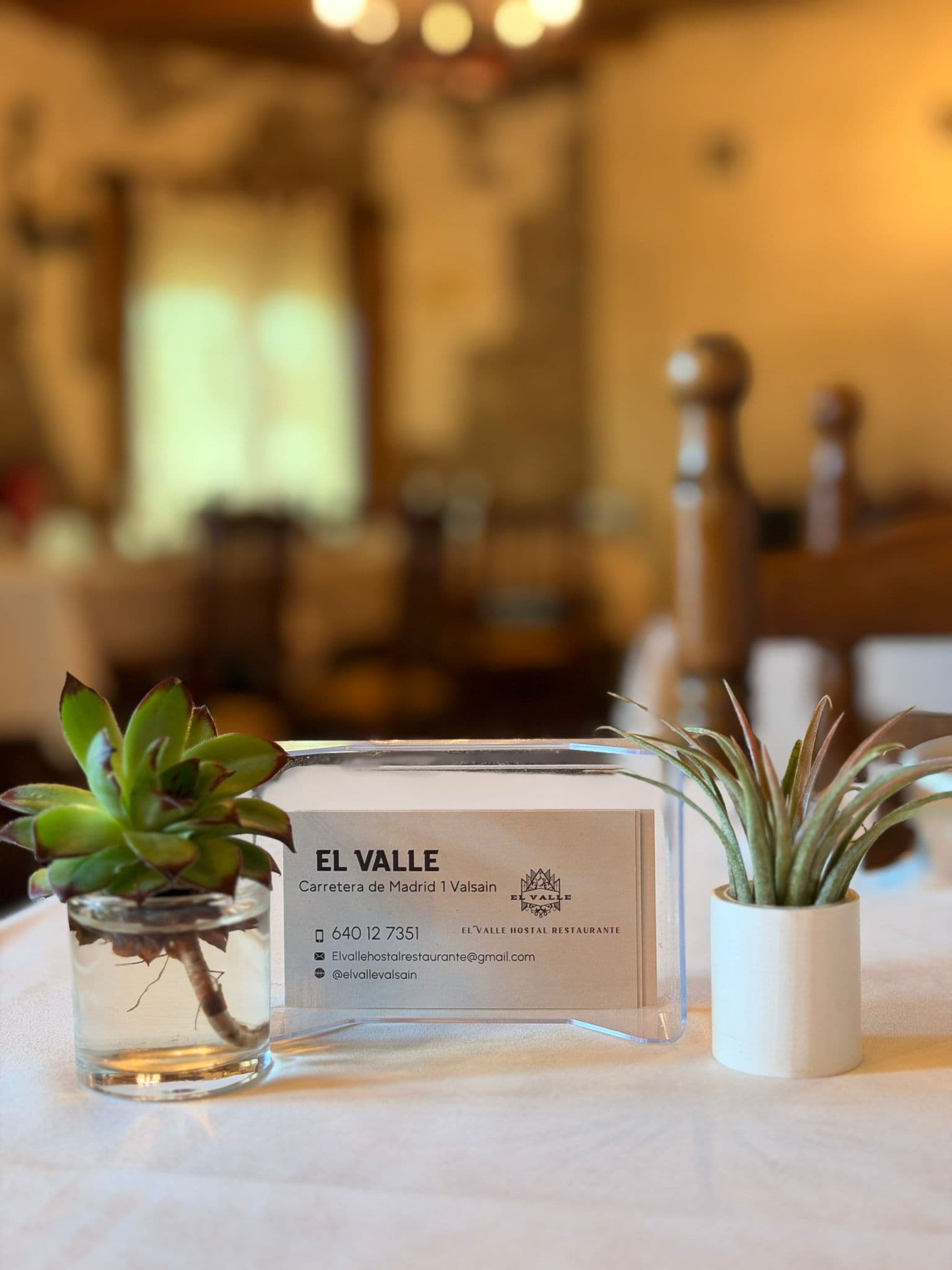 Comedor rústico de El Valle con luz cálida.