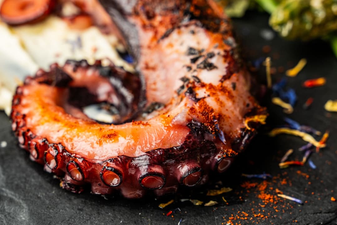 Pata de pulpo a la plancha con patata frita y mojo picón.
