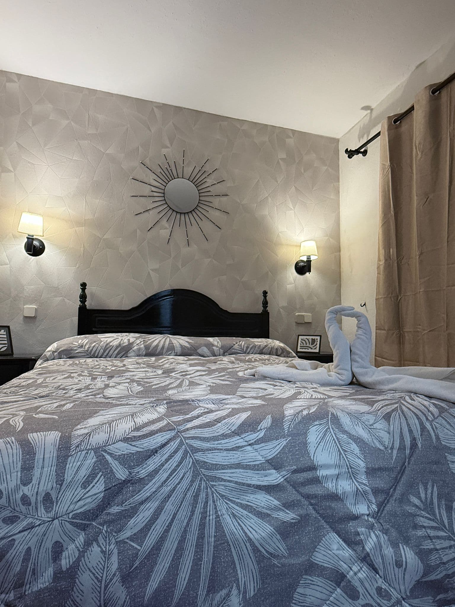 Dormitorio amplio del hostal con ambiente acogedor.